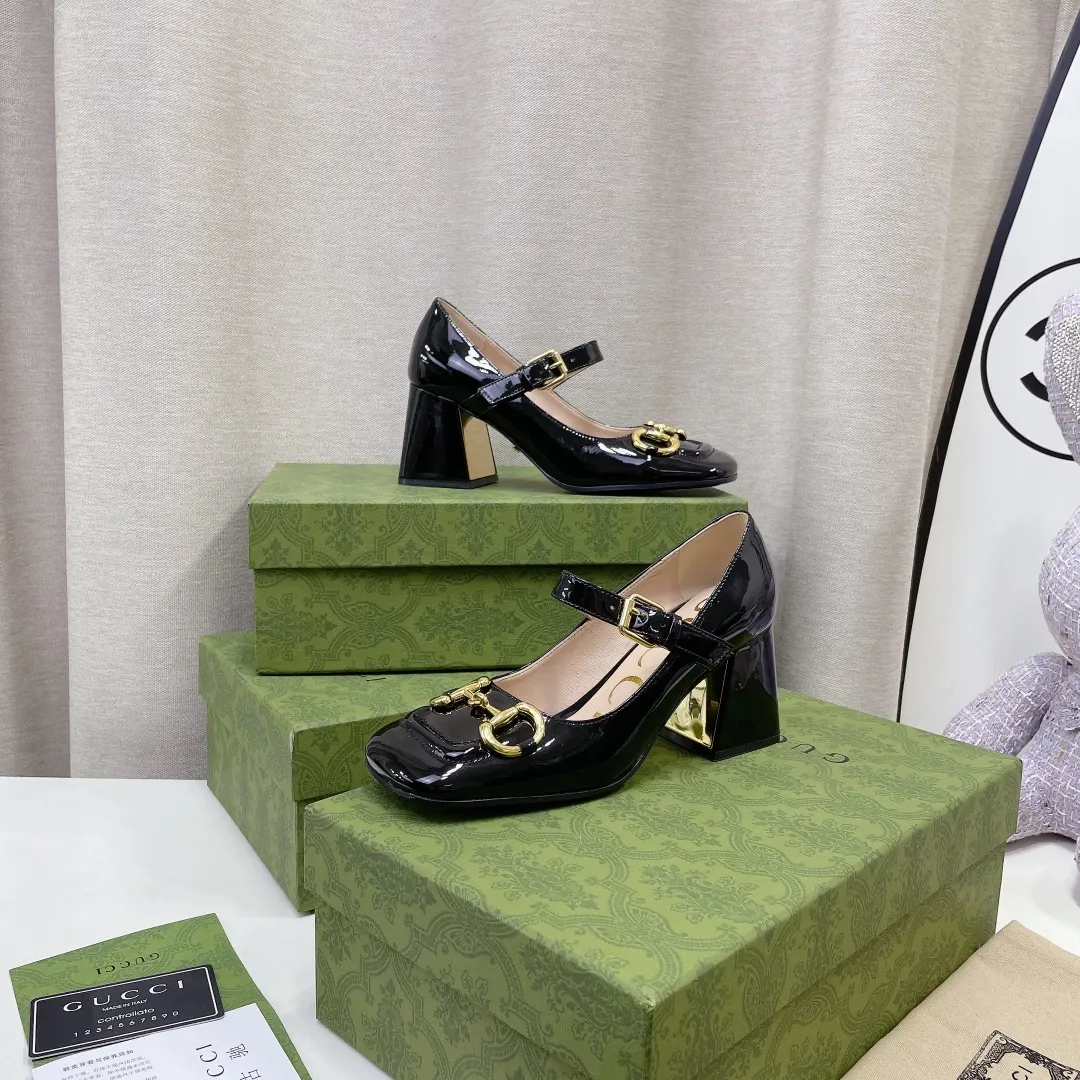 👟👟Ex-factory price👟👟Ex-factory price 480👟👟 ____New arrival____ GUCCI Gucci/Gucci high-end boutique 20212 early spring new model, original flavor and original quality! Every detail has been carefully crafted and can be compared with ZG, no second quality! Fabric: Original custom imported patent leather with molded hardware horsebit buckle from Dongguan Dachang Factory Lining/foot pads: High-end custom sheepskin lining Heel height: 7.5CM, electroplated gold+covered leather Outsole: Italian genuine leather sole Size: 34-41 (34.40.41. Customized, non-returnable) This medium-heeled pump is made of leather, with designs such as a square toe and a three-dimensional square heel. The exquisite and delicate details give the entire design an elegant charm. The gold-toned horsebit injects the brand’s logo into this look. ●Horsebit detail. Three-dimensional square heel. ●Created in Italy.